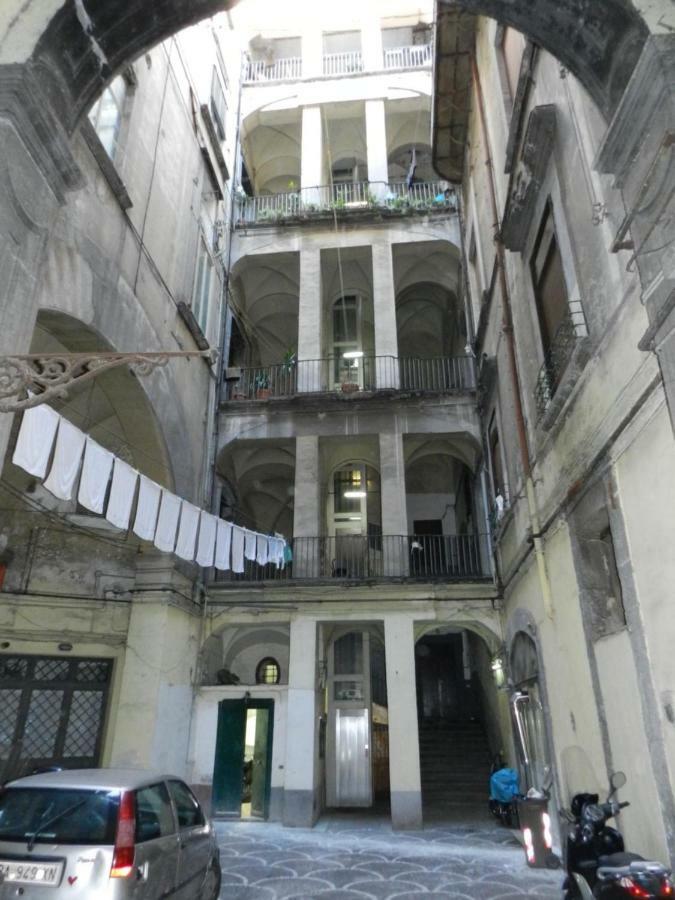 Appartamento ai Tribunali Napoli Bagian luar foto